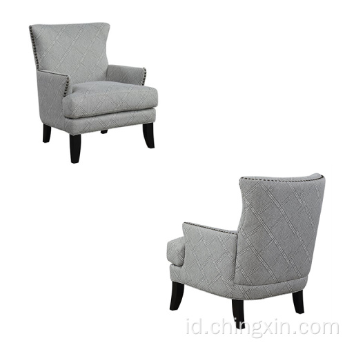 Nail Head Grey Multi Fabric Armed Accent Chair dengan Kaki Kayu Solid